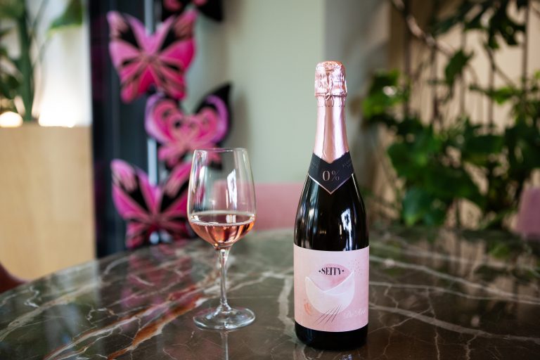 Seity debutta nel vino dealcolizzato: l’Italia entra in un mercato globale da oltre 4 miliardi