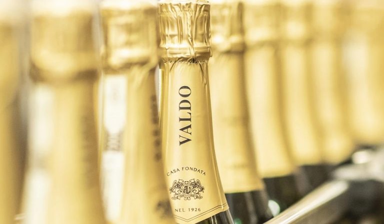 Valdo Spumanti debutta nel no alcol con PURØ, la bollicina dealcolata del centenario